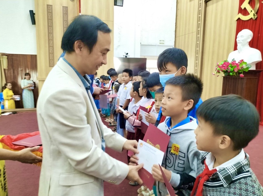 Quảng Nam: Trao 100 suất học bổng Hoa Sen tặng học sinh thành phố Tam Kỳ - Ảnh 1.