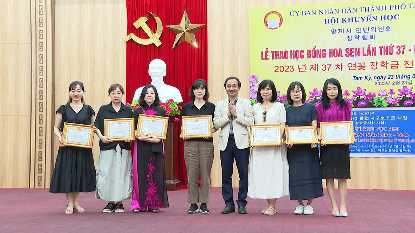 Quảng Nam: Trao 100 suất học bổng Hoa Sen tặng học sinh thành phố Tam Kỳ - Ảnh 2.