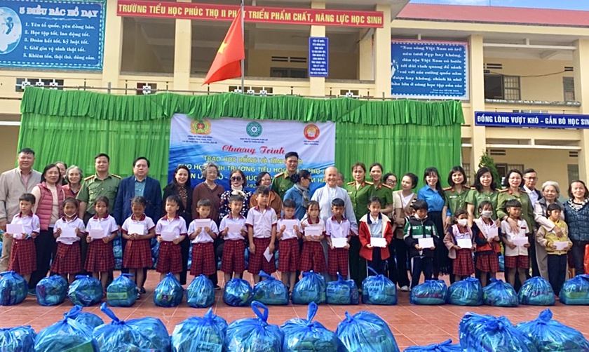 Hội Khuyến học tỉnh Lâm Đồng trao 254 suất quà tặng học sinh hoàn cảnh khó khăn - Ảnh 1.