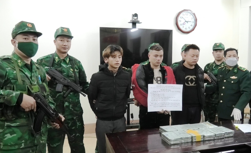 Lào Cai: Bộ đội Biên phòng bắt 3 đối tượng vận chuyển 22 bánh heroin - Ảnh 1.