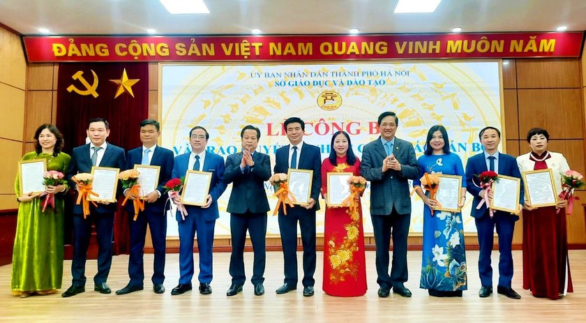 Sở Giáo dục và Đào tạo Hà Nội trao quyết định bổ nhiệm hàng loạt hiệu trưởng, cán bộ - Ảnh 1.