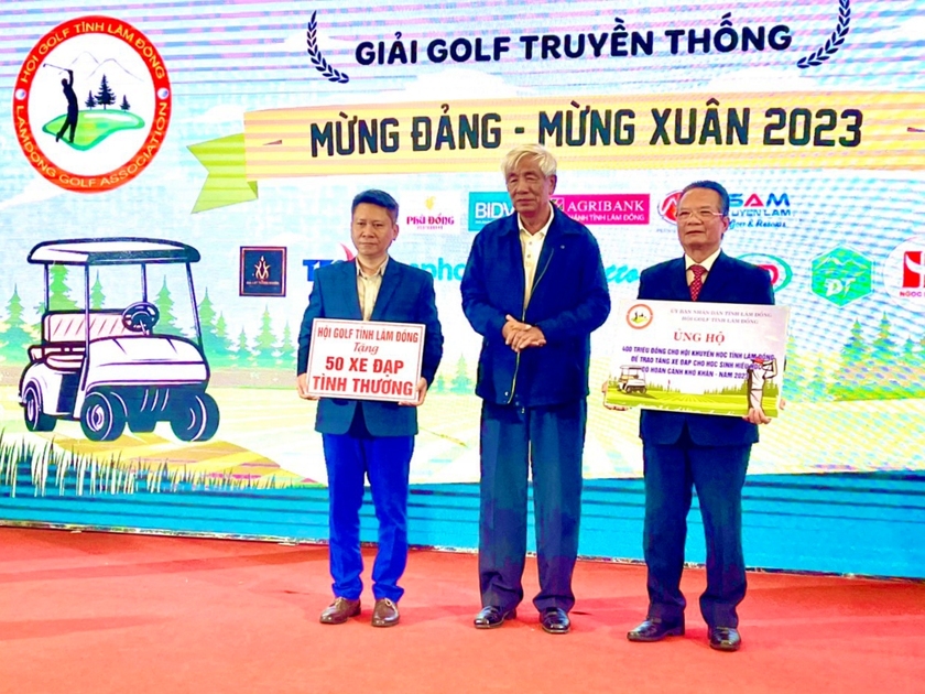 Hội Khuyến học Lâm Đồng nhận tài trợ 400 triệu đồng từ Hội Golf Lâm Đồng  - Ảnh 1.