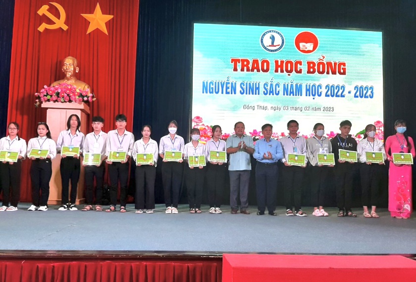 Đồng Tháp: Trao 254 triệu đồng học bổng Nguyễn Sinh Sắc tặng sinh viên vượt khó, hiếu học - Ảnh 1.