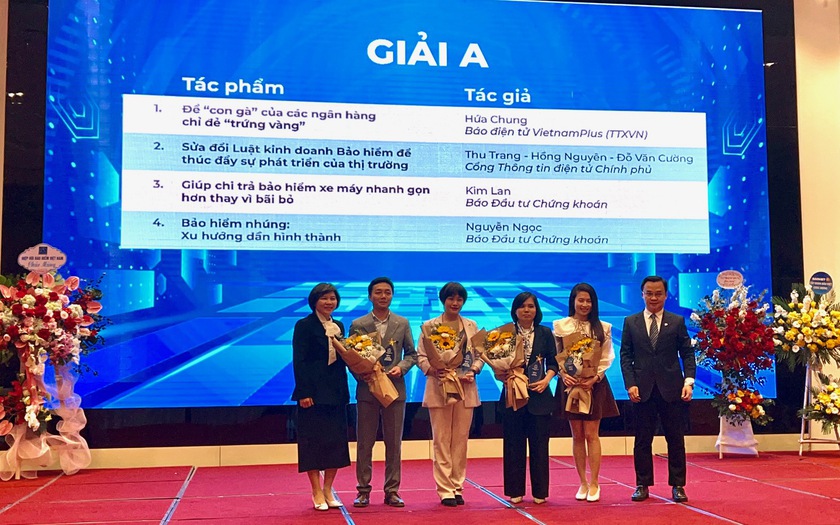 BTC trao giải cho nhóm tác giả đạt giải A - Ảnh: VGP/Linh Đan.