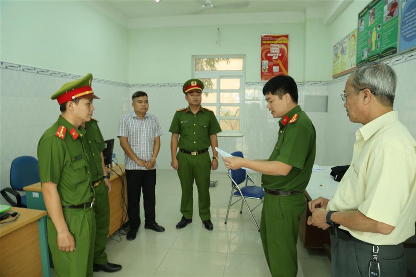 Vụ Việt Á: Bắt tạm giam 2 cán bộ CDC Ninh Thuận - Ảnh 1.