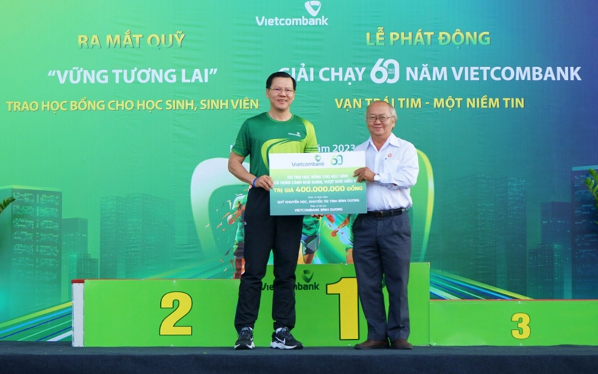 Vietcombank tổ chức giải chạy và ủng hộ 400 triệu đồng vào quỹ khuyến học tỉnh Bình Dương - Ảnh 1.