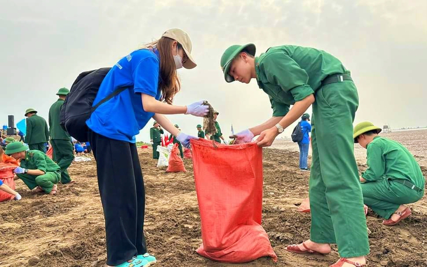 Thanh niên các lực lượng ra quân chiến dịch 'Hãy làm sạch biển&quot; tại Nam Định - Ảnh 2.