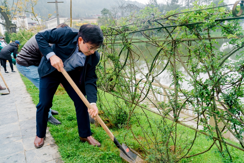 Hơn 600 người hưởng ứng lễ ra quân dọn rác, trồng cây ở Sa Pa - Ảnh 8.