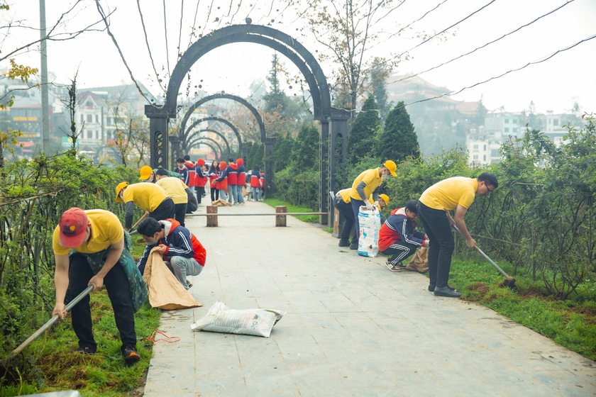 Hơn 600 người hưởng ứng lễ ra quân dọn rác, trồng cây ở Sa Pa - Ảnh 5.