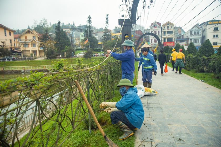 Hơn 600 người hưởng ứng lễ ra quân dọn rác, trồng cây ở Sa Pa - Ảnh 6.