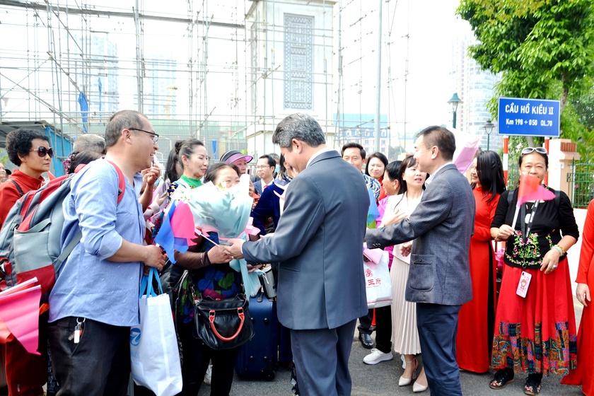 Đoàn du khách Trung Quốc đầu tiên qua Cửa khẩu quốc tế Lào Cai sau hơn 3 năm gián đoạn vì COVID-19 - Ảnh 2.