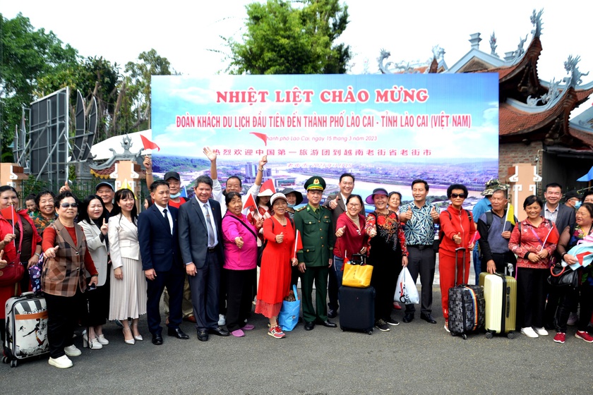 Đoàn du khách Trung Quốc đầu tiên qua Cửa khẩu quốc tế Lào Cai sau hơn 3 năm gián đoạn vì COVID-19 - Ảnh 4.