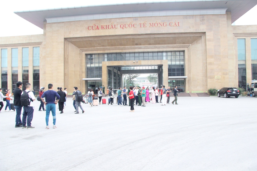 Đoàn du khách Trung Quốc đầu tiên qua cửa khẩu Quốc tế Móng Cái - Ảnh 4.