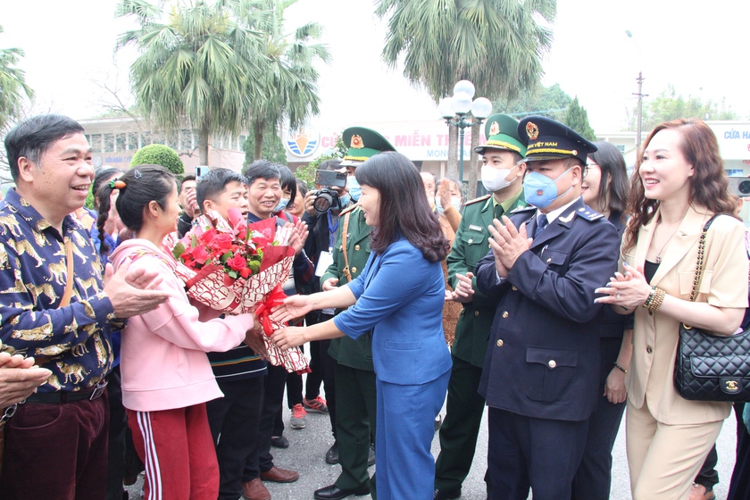 Đoàn du khách Trung Quốc đầu tiên qua cửa khẩu Quốc tế Móng Cái - Ảnh 1.