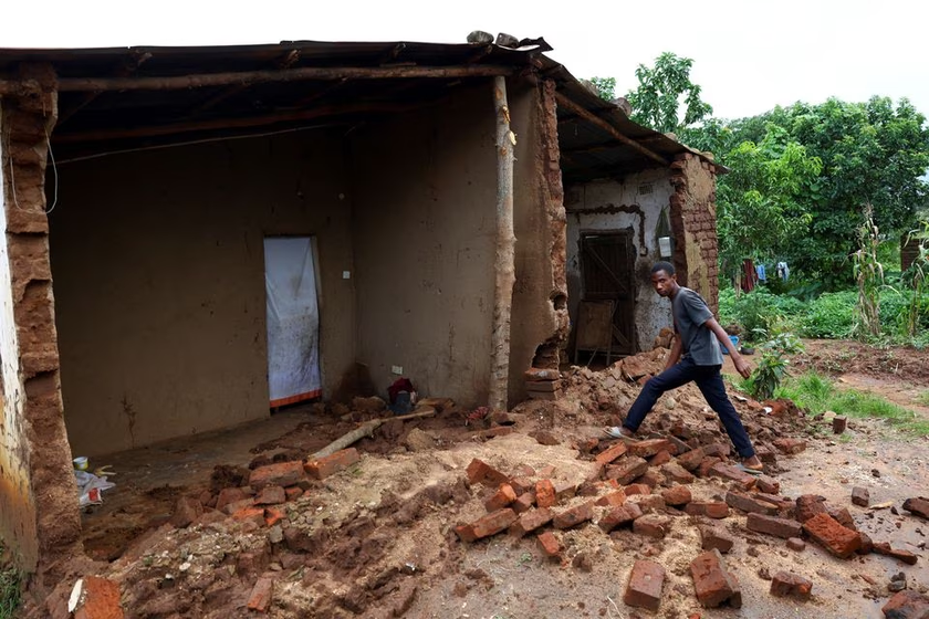 Cơn bão nguy hiểm nhất ở châu Phi đã làm hơn 400 người chết, hơn 700 người bị thương - Ảnh 2.