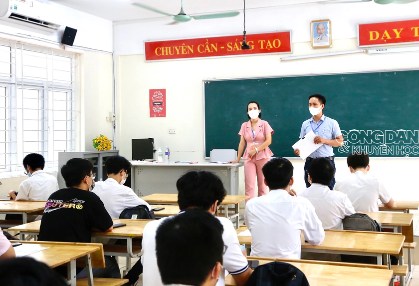 Thí sinh tham dự kỳ thi vào lớp 10 tại Hà Nội năm 2022. Ảnh: NA
