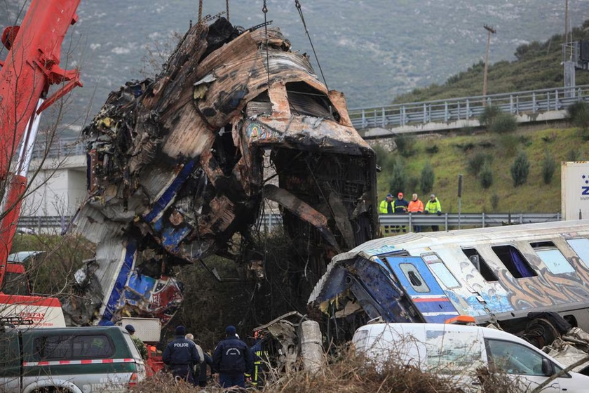 Hy Lạp: &quot;Vụ tai nạn tàu hỏa khủng khiếp chưa từng có, các toa xe nhàu nát như tờ giấy&quot; - Ảnh 7.
