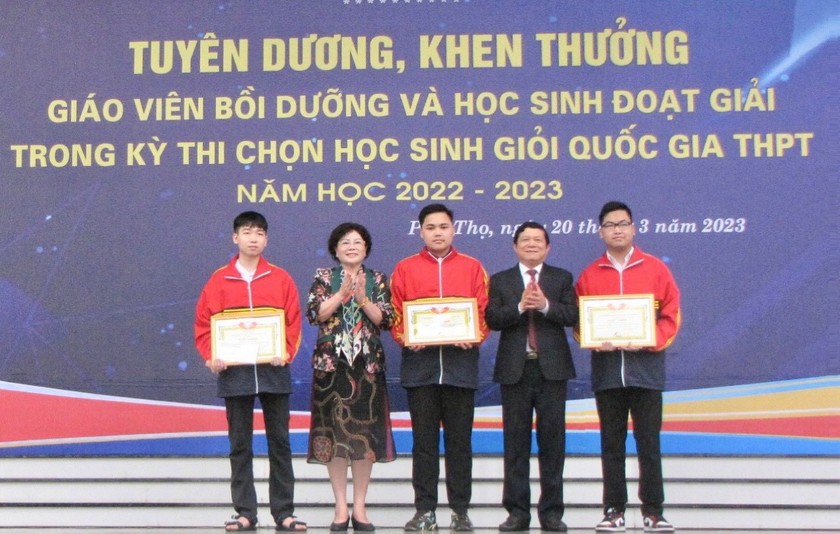 Hội Khuyến học tỉnh Phú Thọ “thưởng nóng” 50 triệu đồng tặng đội tuyển tham gia thi Olympic quốc tế - Ảnh 3.