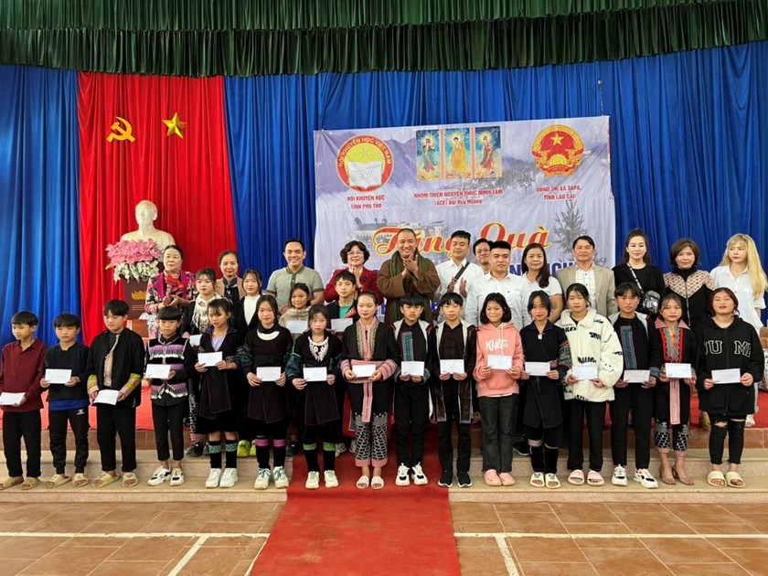 Hội Khuyến học tỉnh Phú Thọ trao hàng trăm suất quà tặng học sinh đặc biệt khó khăn tại thị xã Sa Pa, Lào Cai - Ảnh 2.