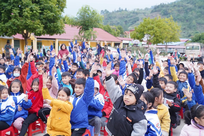 Lào Cai hỗ trợ hơn 26 tỷ đồng học phí cho học sinh vùng khó khăn - Ảnh 1.