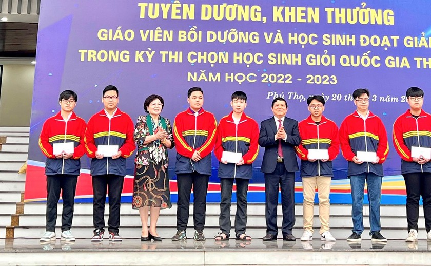 Hội Khuyến học tỉnh Phú Thọ “thưởng nóng” 50 triệu đồng tặng đội tuyển tham gia thi Olympic quốc tế - Ảnh 1.