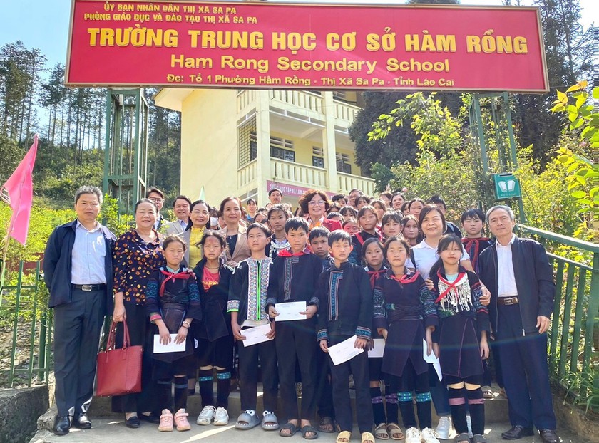 Hội Khuyến học tỉnh Phú Thọ trao hàng trăm suất quà tặng học sinh đặc biệt khó khăn tại thị xã Sa Pa, Lào Cai - Ảnh 1.