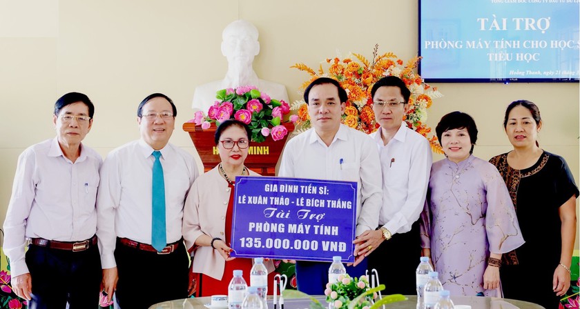 Gia đình Tiến sĩ Lê Xuân Thảo - Lê Thị Bích Thắng hỗ trợ phòng học máy tính cho Trường Tiểu học Hoằng Thanh - Ảnh 1.