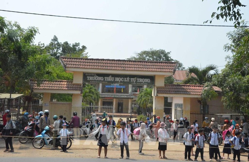 Xác định 4 đối tượng tặng bóng bay khiến 31 học sinh ngộ độc tại Đắk Lắk  - Ảnh 1.