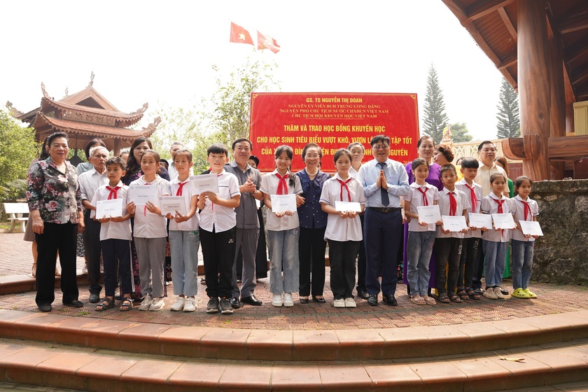 Trung ương Hội Khuyến học Việt Nam trao học bổng cho học sinh tại ATK Định Hóa, Thái Nguyên - Ảnh 1.