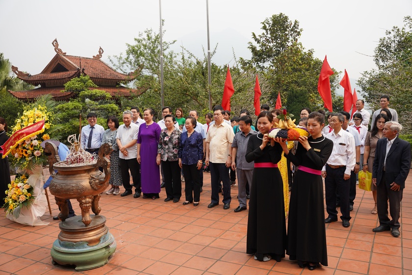 Trung ương Hội Khuyến học Việt Nam trao học bổng cho học sinh tại ATK Định Hóa, Thái Nguyên - Ảnh 2.