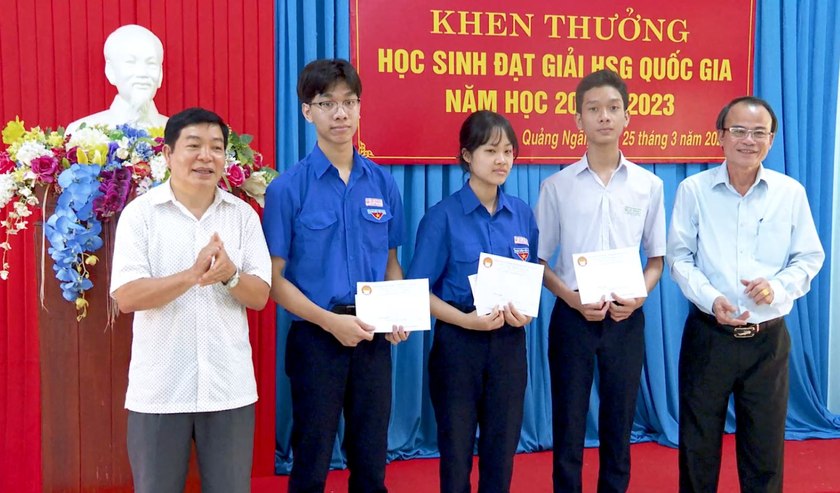 Hội Khuyến học tỉnh Quảng Ngãi khen thưởng 18 học sinh giỏi quốc gia năm học 2022-2023. - Ảnh 1.