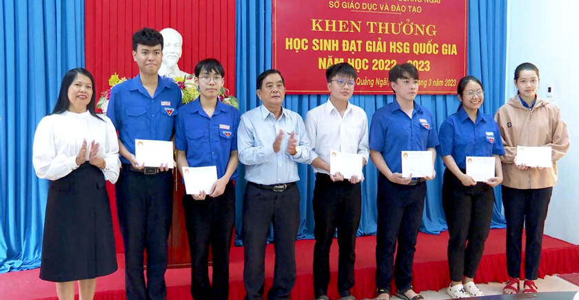 Hội Khuyến học tỉnh Quảng Ngãi khen thưởng 18 học sinh giỏi quốc gia năm học 2022-2023. - Ảnh 2.