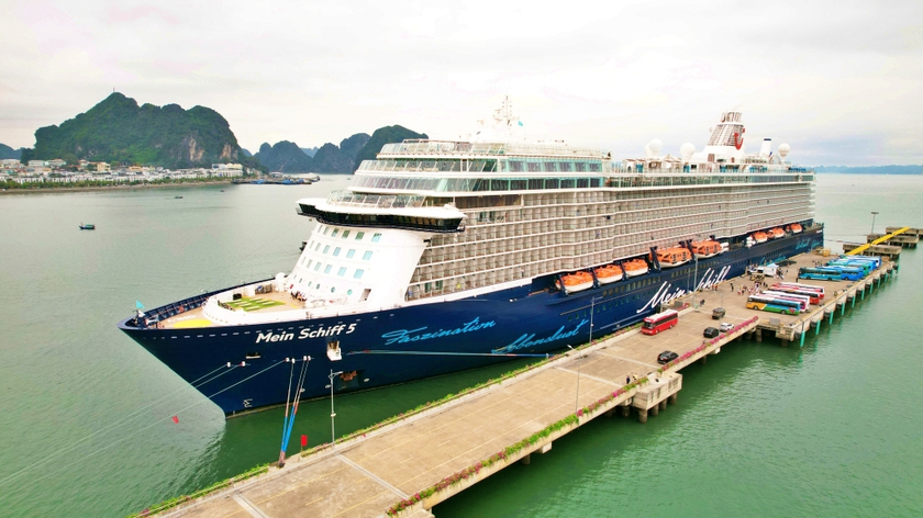 Quảng Ninh: Tàu biển cao cấp đưa hơn 2.000 khách đến Hạ Long - Ảnh 1.