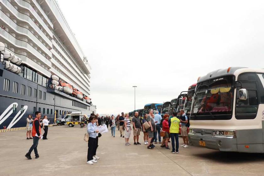 Quảng Ninh: Tàu biển cao cấp đưa hơn 2.000 khách đến Hạ Long - Ảnh 2.