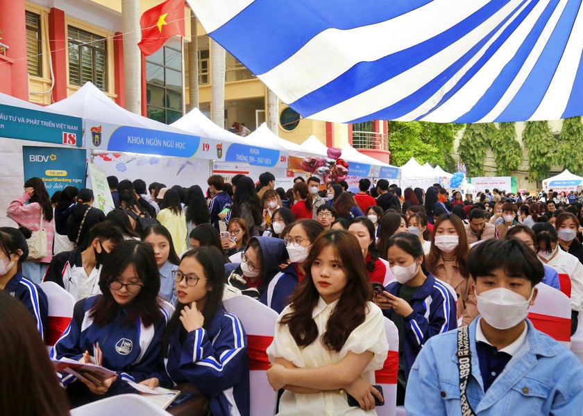 Hàng nghìn sinh viên tham dự ngày hội việc làm Trường Đại học Khoa học Xã hội và Nhân văn - Ảnh 4.