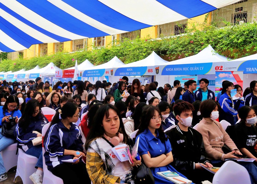 Hàng nghìn sinh viên tham dự ngày hội việc làm Trường Đại học Khoa học Xã hội và Nhân văn - Ảnh 5.