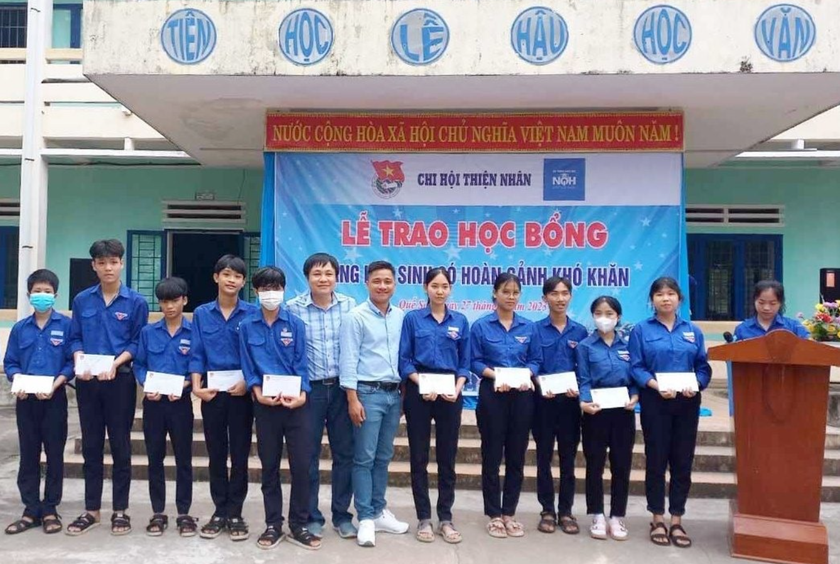 Quảng Nam: Trao 125 suất học bổng tặng học sinh hoàn cảnh khó khăn huyện Quế Sơn - Ảnh 1.