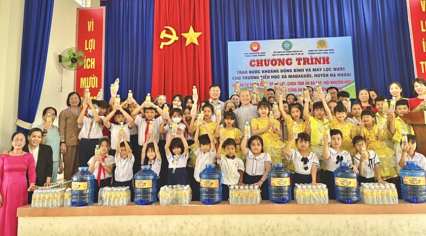Hội Khuyến học tỉnh Lâm Đồng trao máy lọc nước tặng một số trường học khó khăn - Ảnh 1.