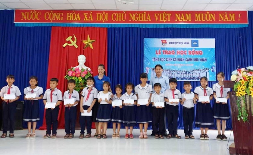 Quảng Nam: Trao 125 suất học bổng tặng học sinh hoàn cảnh khó khăn huyện Quế Sơn - Ảnh 2.