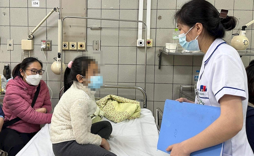 Vụ học sinh bị ngộ độc ở Hà Nội: Số bệnh nhi tiếp tục tăng - Ảnh 1.