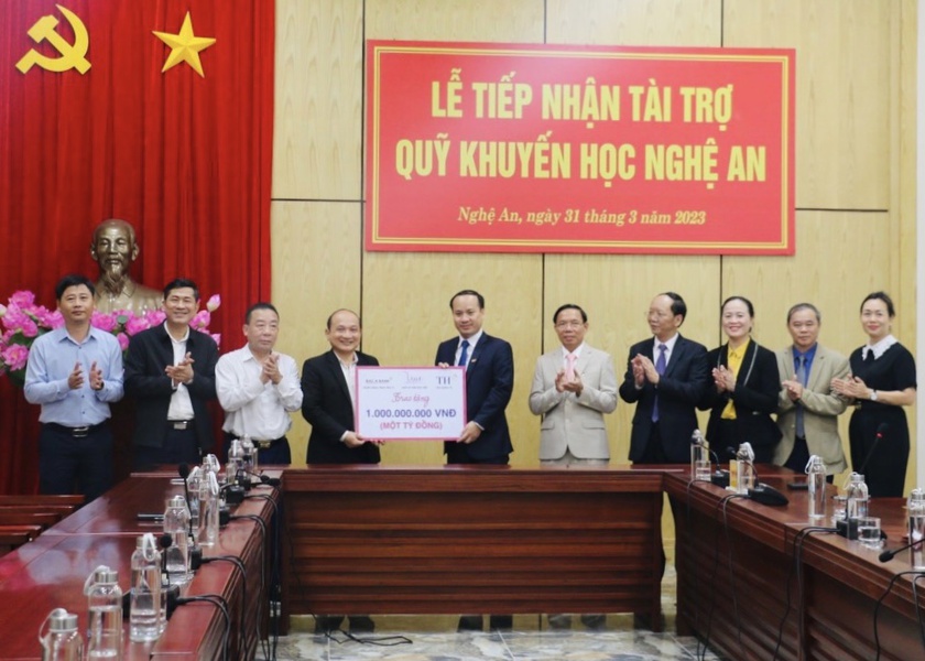 Hội Khuyến học tỉnh Nghệ An tiếp nhận tài trợ 2 tỉ đồng - Ảnh 1.