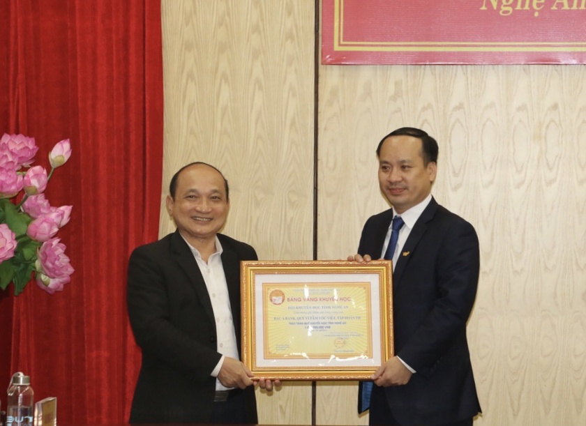Hội Khuyến học tỉnh Nghệ An tiếp nhận tài trợ 2 tỉ đồng - Ảnh 3.