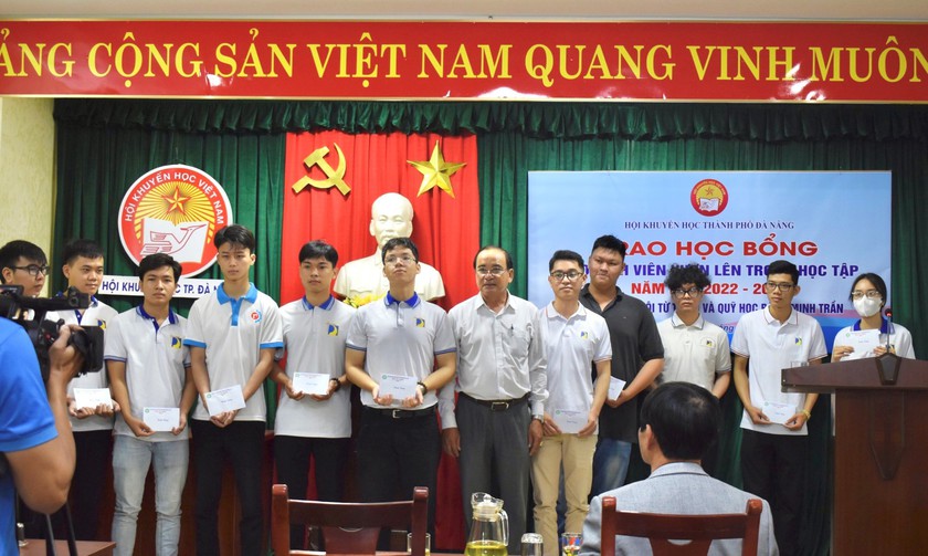 Trao 80 triệu đồng học bổng tặng sinh viên Đại học Đà Nẵng - Ảnh 1.