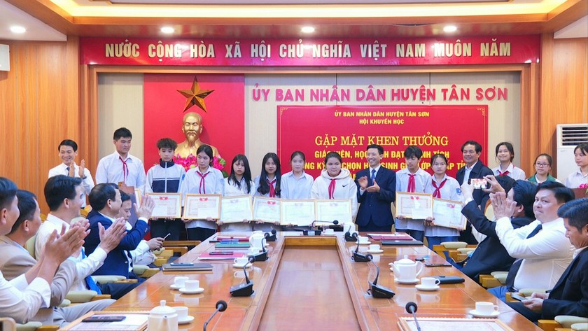 Phú Thọ: Trao thưởng 14 học sinh giỏi lớp 9 của huyện Tân Sơn đạt giải cấp tỉnh  - Ảnh 1.
