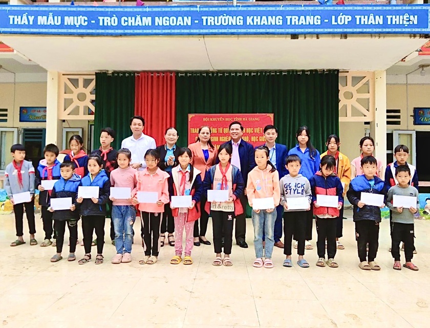 Hội Khuyến học tỉnh Hà Giang trao 40 triệu đồng học bổng tặng học sinh vượt khó, hiếu học của huyện Bắc Mê - Ảnh 2.