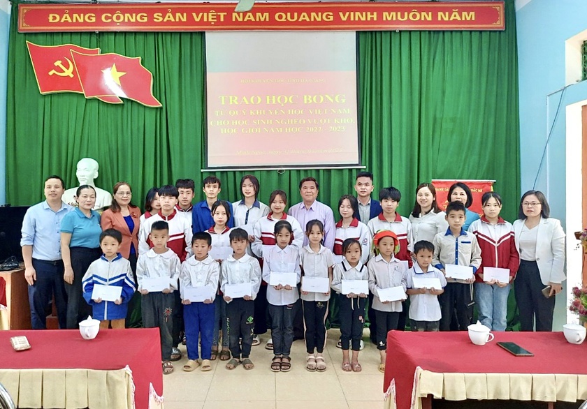 Hội Khuyến học tỉnh Hà Giang trao 40 triệu đồng học bổng tặng học sinh vượt khó, hiếu học của huyện Bắc Mê - Ảnh 1.