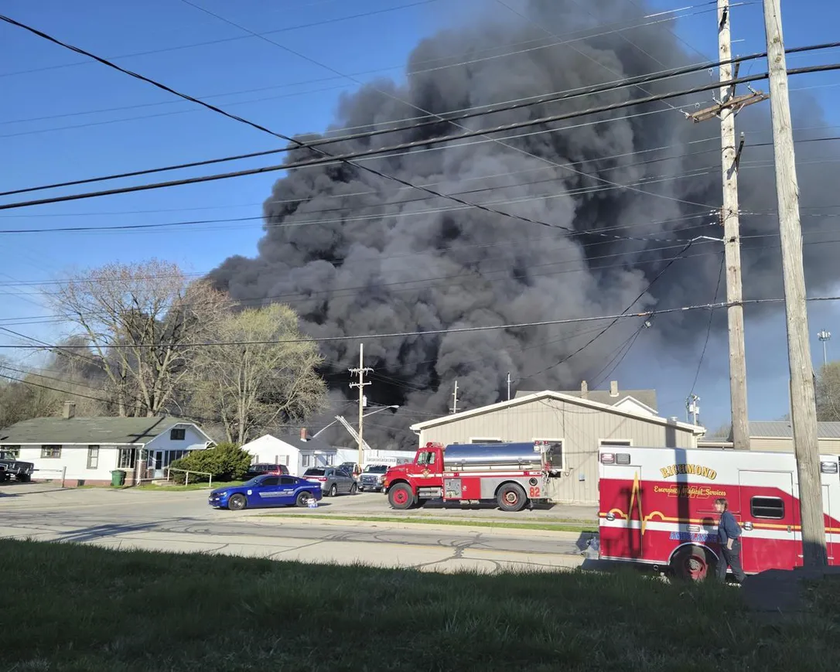Mỹ: Xảy ra vụ cháy lớn tại một khu nhà xưởng làm hàng nghìn người phải sơ tán  - Ảnh 2.