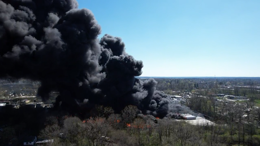 Mỹ: Xảy ra vụ cháy lớn tại một khu nhà xưởng làm hàng nghìn người phải sơ tán  - Ảnh 7.