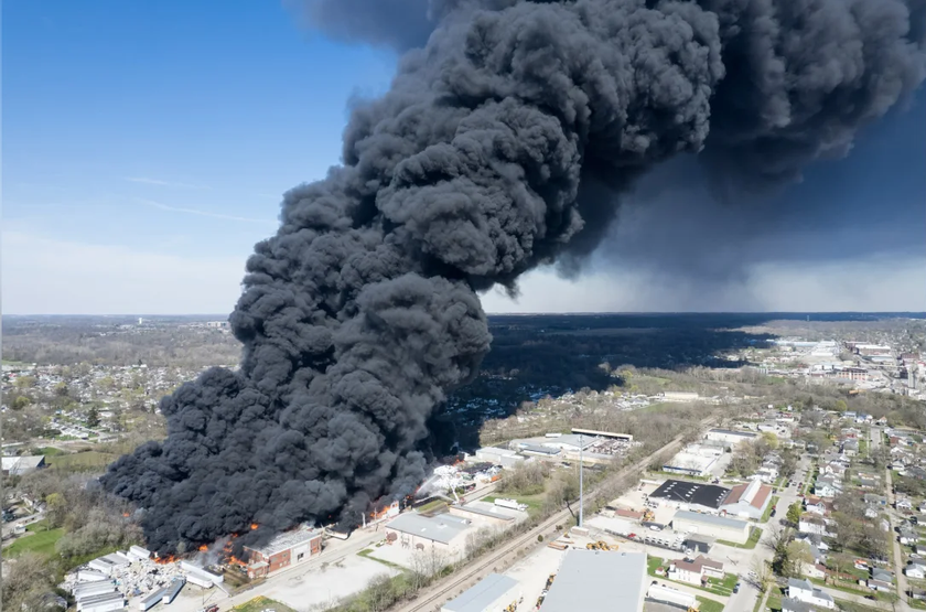 Mỹ: Xảy ra vụ cháy lớn tại một khu nhà xưởng làm hàng nghìn người phải sơ tán  - Ảnh 4.