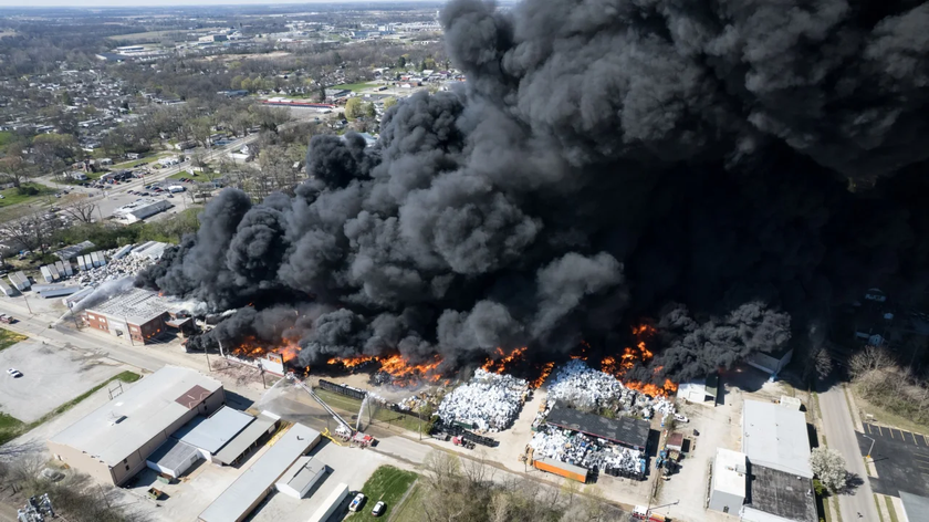 Mỹ: Xảy ra vụ cháy lớn tại một khu nhà xưởng làm hàng nghìn người phải sơ tán  - Ảnh 5.